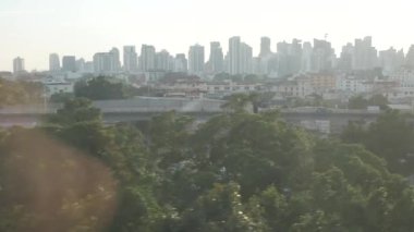 Hava limanı demiryolu hattını kullanırken dış görünüş. Gün batımında Bangkok 'un yerel manzara manzaralı gökyüzü treni.