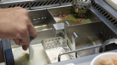 Haşlanmış szechwan soslu Çin usulü Asya çorbası içine taze karides topu koymak.