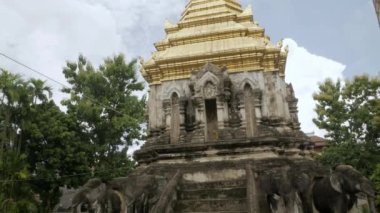 Tayland mimari tasarım tarzının Lanna North 'daki Wat Chiang Mun tapınağındaki antik altın pagoda stupa manzarası. Eski Tayland Tapınağı