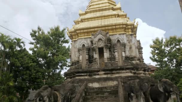 Vista Antigua Estupa Pagoda Dorada Templo Wat Chiang Mun Lanna — Vídeos de Stock