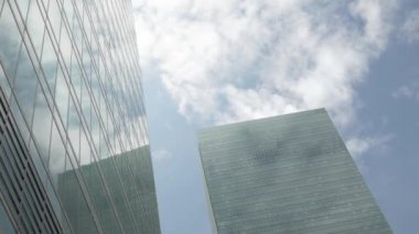 Şehir ticaret bölgesindeki modern ofis gökdelenleri finans binaları. Modern camlara bakıyorum. Finansal modern binalara. Arka planda açık gökyüzü var.