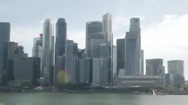 Singapur 'un finans bölgesindeki mavi gökyüzü camlı cam cephe ofis binaları.