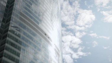 Şehir ticaret bölgesindeki modern ofis gökdelenleri finans binaları. Modern camlara bakıyorum. Finansal modern binalara. Arka planda açık gökyüzü var.