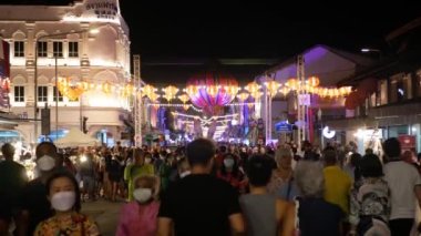 Ocak 29.2023.Phuket, Tayland. Thalang Yolu 'nda ve Çin Yeni Yıl Festivali veya Phuket Festivali 2023 aydınlatma gecesi çevresinde dinlenen kalabalık turist alışverişi.