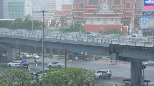 2022年6月20日泰国曼谷 多座高层摩天大楼的横断面天际线的航拍图 雨下雷雨时高速公路上有人流 — 图库视频影像