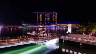 Singapur 'un marina körfezi çevresindeki gece manzarası. Arka planda yükselen gökdelen binası var. Singapur' da ünlü bir turistik mekan.