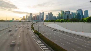 Zaman çizelgesi mega şehir manzarası Singapur şehir merkezi finans bölgesi birçok yüksek ofis gökdelen binası ve gün batımında karayolu üzerinde bulutlu gökyüzü manzaralı trafik