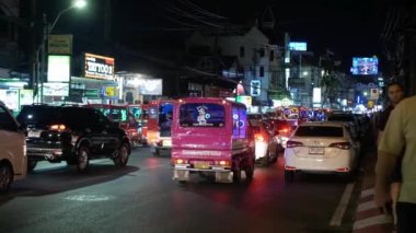 21 Ocak 2023.Phuket, Tayland. Gece hayatı Patong caddesi Bangla Yolu, kalabalık insanlarla dolu Patong plajında ünlü alışveriş ve eğlence merkezi.