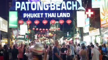 21 Ocak 2023.Phuket, Tayland. Gece hayatı Patong caddesi Bangla Yolu, kalabalık insanlarla dolu Patong plajında ünlü alışveriş ve eğlence merkezi.