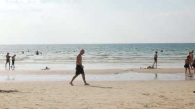 21 Ocak 2023.Phuket, Tayland. Bir sürü insan Patong Sahili 'nde güneş ışığı altında tatil yapıyor. Tayland 'ın güneyinde tropik cennet denizi plajı