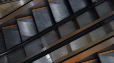 Modern alışveriş merkezindeki yürüyen merdivenleri hiç insan olmadan kapatın. Alışveriş merkezi kompleksi. Tüketim alışveriş kavramı