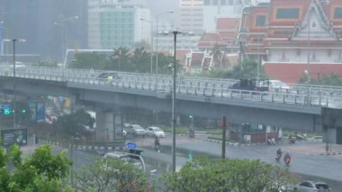 20 Haziran 2022. Bangkok, Tayland. Bangkok gökdeleninin gökdelenli gökdeleni gökyüzü manzaralı ve sağanak yağmurlu bir günde ekspres yolda trafik var.