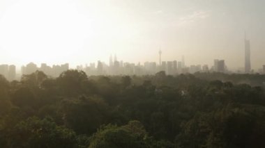 Kuala lumpur şehir merkezi şehir merkezinin manzara manzarası. Birçok gökdelen binası var. Günbatımı vanilyalı, güneşli, güzel gökyüzü, KL manzaralı modern tarz kuleler.