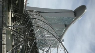 20 Ağustos 2022. Singapur. Lüks otel modern tasarım gökdelenine bakın. Güzel açık mavi gökyüzü altında yaz günü.