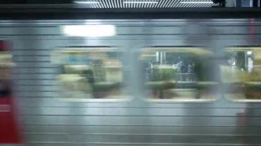 13 Kasım 2022 Fukuoka, Japonya.Metro banliyö treni Japonya tren istasyonundan yoğun saatlerde hareket ediyor.