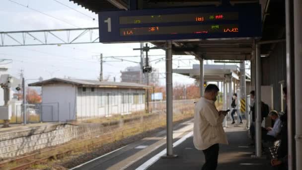 Novembre 20222 Fukuoka Giappone Passeggero Attesa Sulla Piattaforma Giappone Stazione — Video Stock