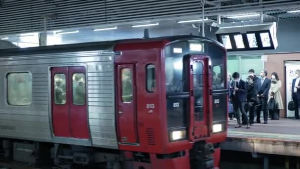 Novembro 20222 Fukuoka Japão Muitos Passageiros Esperando Plataforma Estação Metrô — Vídeo de Stock