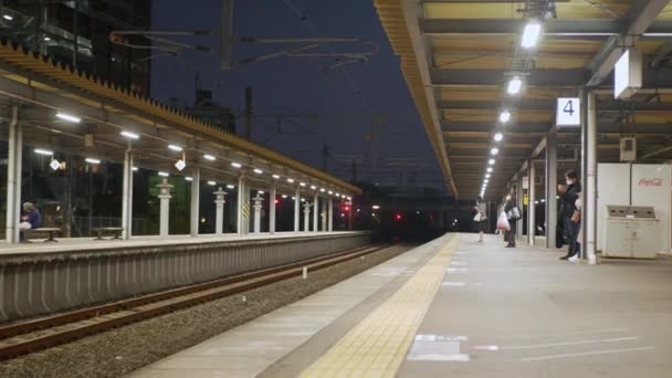 2022年11月13日福岡多くの乗客がラッシュ時に到着地下鉄通勤電車のための地下鉄日本駅のプラットフォーム上で待っています — ストック動画