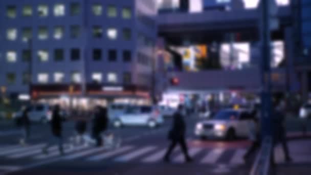 交通量の多い博多福岡市内の街並みや日没時の歩行者 交通量の多い日本の風景に焦点を当てると — ストック動画