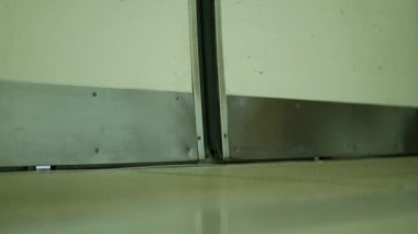 Tren kapısı metro istasyonuna açılırken tren kapısının alçak açılı görüntüsü istasyonda trene binen insanlar. Japon metro toplu taşımacılığı