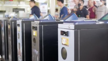 Yolcular, tren istasyonu metro peronunun otomatik giriş kapısından geçecekler. Tren istasyonuna giriş, toplu taşıma.