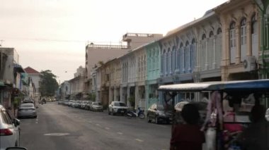 30 Ocak 2023.Phuket, Tayland. Phuket Eski Kasabası 'nda sabah erken saatlerde inşa edilen Güzel Sino Portekiz mimari yolunun yerel sokak manzarası.