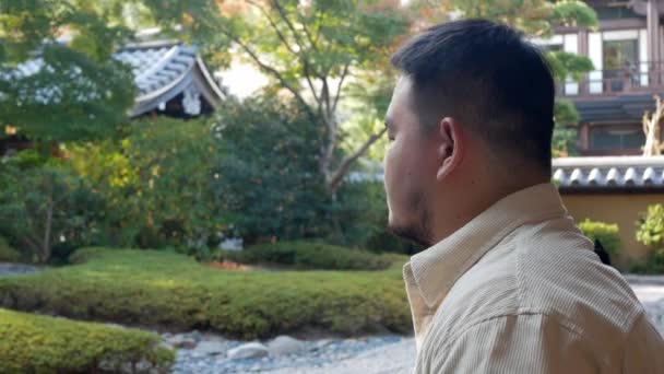 Asiatico Uomo Godere Rilassante Respirare Giapponese Zen Stile Giardino Autunno — Video Stock