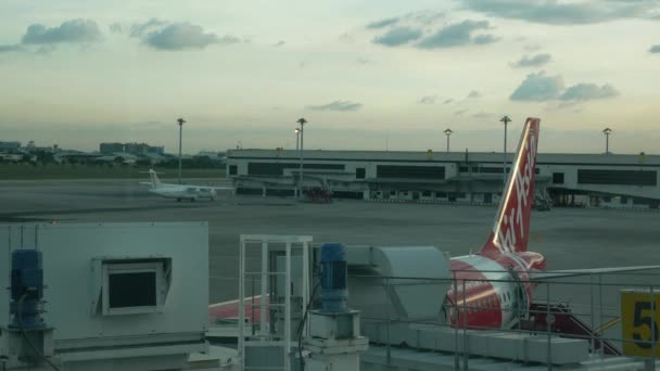 12月6日 曼谷东芒机场 空中客车A320航站楼停放在机场湾区 地面服务在日落时分运行 — 图库视频影像