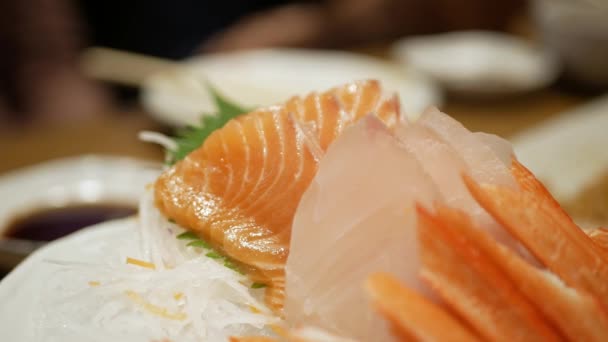 Cerrar Hasta Tazón Sashimi Pescado Fresco Crudo Comida Japonesa Mientras — Vídeos de Stock