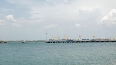 Penang Körfezi liman bölgesi deniz kıyısının manzarası. Gün batımında gökyüzüne sahip denizde birçok yolcu gemisi var.