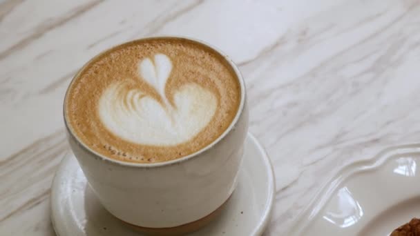 Ceașcă Cafea Cappuccino Vedere Sus Cafea Latte Artă Cafenea Masă — Videoclip de stoc