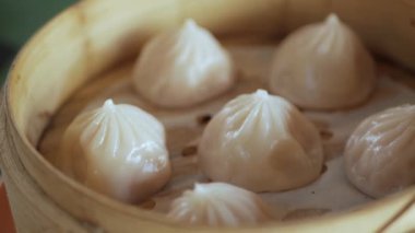 Xiao Long Bao 'nun video klibi, Streamed Pork Dumplings Tayvan shanghai Çin çin yemeği bambu şeritli sepetinde restoranda
