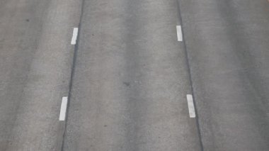 Otobanın yukarıdan aşağı manzarası, arabalar yolda hızlı giderken, ulaşım yukarıdan aşağı görünüm.