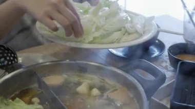 Shabu pişirmenin içine taze Çin lahana sebzesi koy..