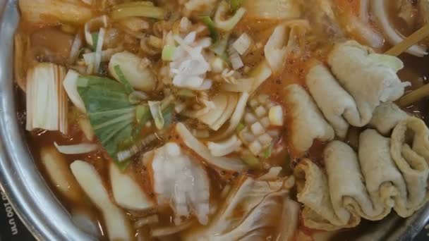 Zblízka Vařící Korejské Kimchi Tteok Pokki Polévka Plná Vepřového Masa — Stock video
