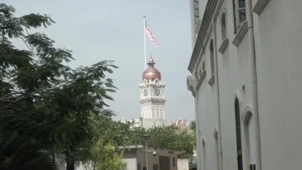 Vista Parte Superior Torre Del Reloj Con Bandera Malasia Verano — Vídeos de Stock