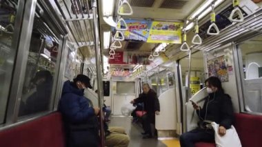 1 Ocak 2020. Tokyo, Japonya. Metroda kalabalık insanlar Tokyo 'da yeraltı banliyöleri, metroda toplu taşımacılık.