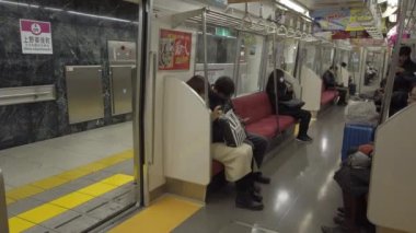 1 Ocak 2020. Tokyo, Japonya. Metroda kalabalık insanlar Tokyo 'da yeraltı banliyöleri, metroda toplu taşımacılık.