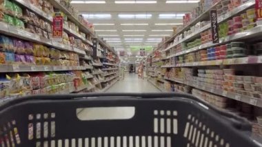 Alışveriş Trolley POV 'u süpermarket koridorunda yürürken, market arabasıyla yürürken.