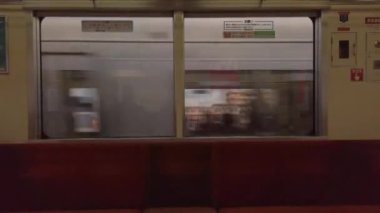 13 Kasım 2022 Fukuoka, Japonya.view yerel tren içinde gündüz vakti yolcu olmadan boş koltukla hareket ederken görülüyor.