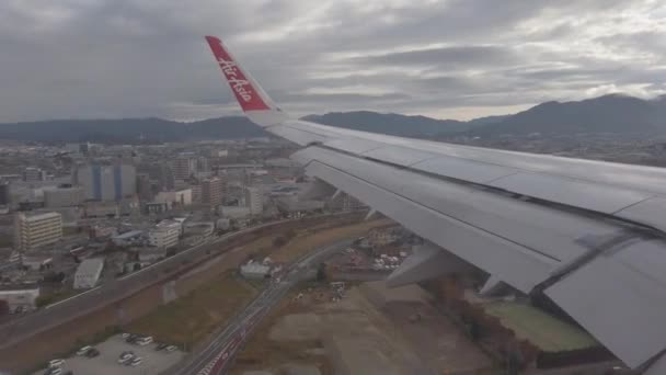 2022年11月13日日本福冈 从A320新飞机机舱内俯瞰福冈客田市上空时 从窗边望去 — 图库视频影像