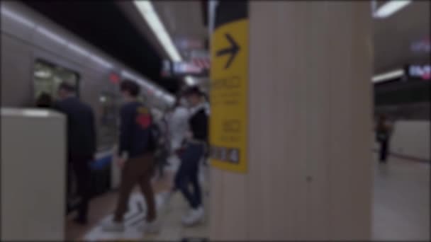 Fókusz Homályos Lassított Felvétel Miközben Szálljon Metróra Zsúfolt Emberek Belül — Stock videók