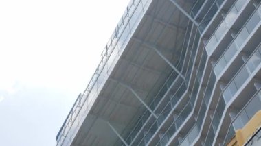 Tropikal yaz tatilinde açık mavi gökyüzüne karşı yolcu gemisinin güvertesine bakın. Dev lüks yolcu gemisi denize yanaşıyor.