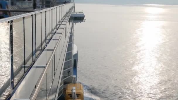 日の出の時間にゆっくりと湾に入りながら ボートエリアから前方への巨大な豪華クルーズ船のトップデッキの眺め 夏休みのクルーズの背景 — ストック動画