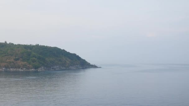 蔚蓝大海的自然景观海洋景观 在平静明亮的阳光普照的日子里轻轻摇曳 地平线上可见一个岛屿 船尾船湾的海 — 图库视频影像