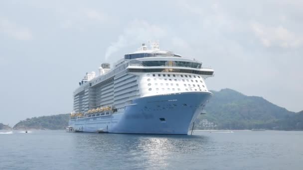 Crucero Gigante Atracado Medio Del Océano Del Mar Patong Phuket — Vídeos de Stock