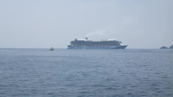 Ein Riesiges Kreuzfahrtschiff Legte Mitten Meer Von Patong Bei Phuket — Stockvideo