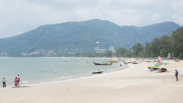 02023 Phuket Thailand View Beach Sea Parachute Paragliding Summer Vacation — стоковое видео