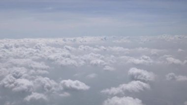Okyanus kıyısındaki güzel okyanus üzerindeki bulutların üzerindeki kalın bulut Tayland 'ın güneyindeki Phuket' in tropikal seyahat ıssızlığı.