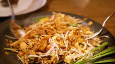 Geleneksel Tayland yemeği, Karides Pad Thai, Tayland yemeği gibi kuru erişte sokak yemekleri tabakta hazır bekliyor.